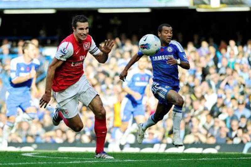 Arsenal's Robin Van Persie (L) and Chelsea's Ashley Cole run for the ball during their English Premier League soccer match at Stamford Bridge in London October 29, 2011.   REUTERS/Dylan Martinez   (BRITAIN - Tags: SPORT SOCCER) NO USE WITH UNAUTHORIZED AUDIO, VIDEO, DATA, FIXTURE LISTS, CLUB/LEAGUE LOGOS OR "LIVE" SERVICES. ONLINE IN-MATCH USE LIMITED TO 45 IMAGES, NO VIDEO EMULATION. NO USE IN BETTING, GAMES OR SINGLE CLUB/LEAGUE/PLAYER PUBLICATIONS. FOR EDITORIAL USE ONLY. NOT FOR SALE FOR MARKETING OR ADVERTISING CAMPAIGNS *** Local Caption ***  DJM125_SOCCER-ENGLA_1029_11.JPG