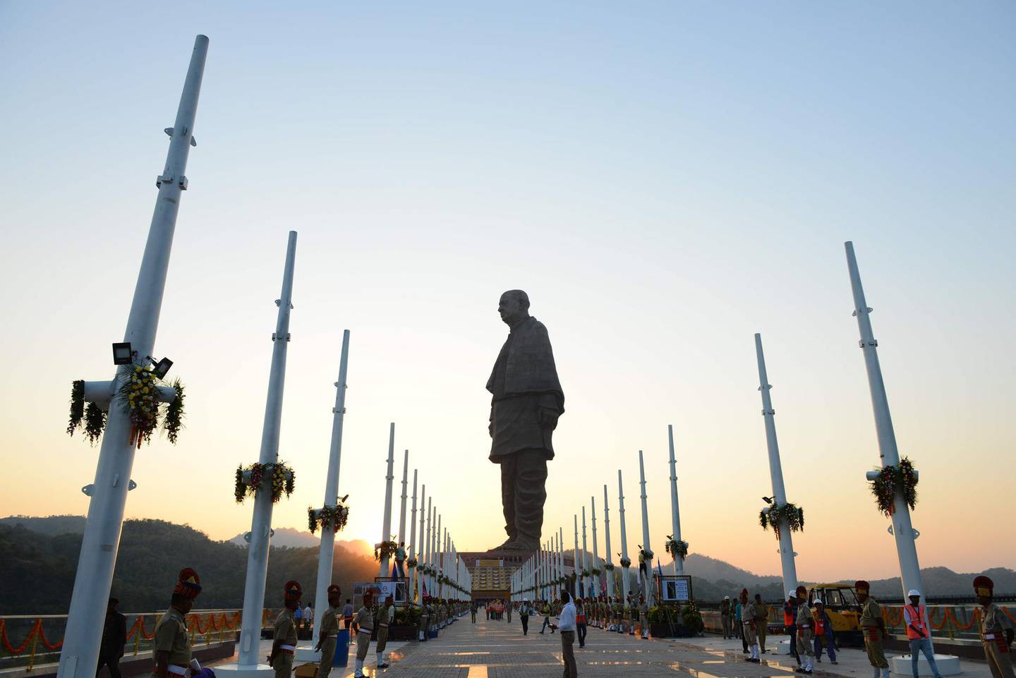 TOPSHOT - Indian policemen stand guard near the "Statue Of Unity", the world's tallest statue dedicated to Indian independence leader Sardar Vallabhbhai Patel, near Sardar Sarovar Dam near Vadodara in India's western Gujarat state on October 30, 2018.  Indian Prime Minister, Narendra Modi will inaugurate the 182-metre-high (600-foot-high) "Statue Of Unity", which is a tribute to independence icon Sardar Vallabhbhai Patel, on October 31.  / AFP / SAM PANTHAKY
