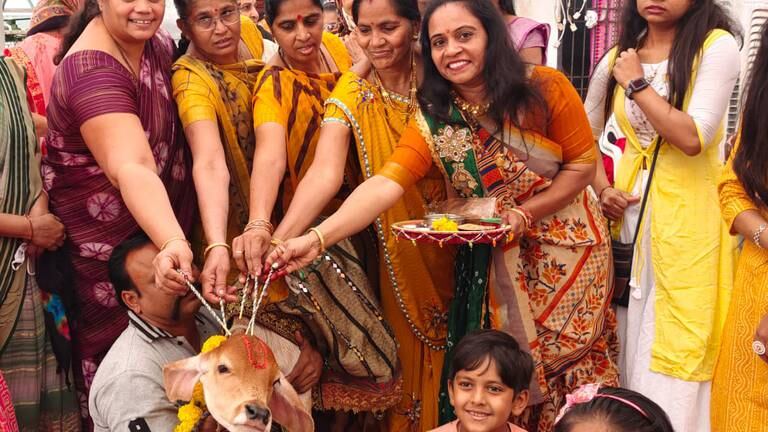 An image that illustrates this article Thousands in India attend wedding between cow and calf