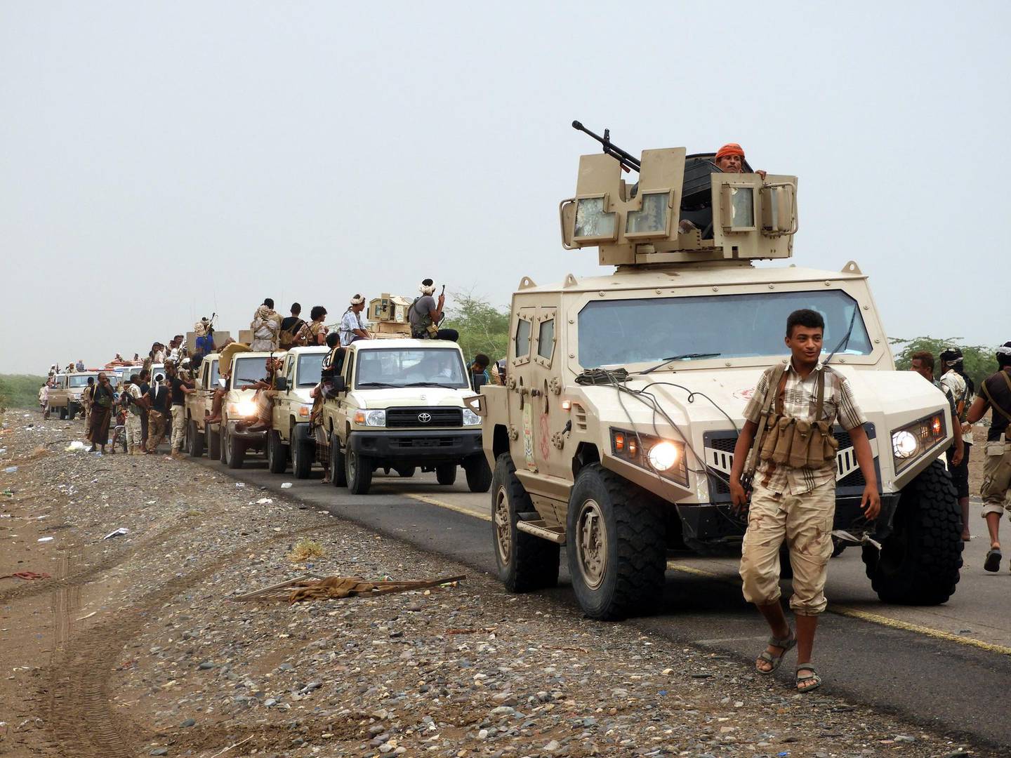 epa06918680 A column of Yemeni government forces and vehicles take position as they fight Houthi rebels in the western port city of Hodeidah, Yemen, 30 July 2018. According to reports, Yemeni government forces backed by the Saudi-led coalition advanced towards the port city of Hodeidah during wide-ranging military operations to retake Hodeidah from Houthi rebels.  EPA/NAJEEB ALMAHBOOBI