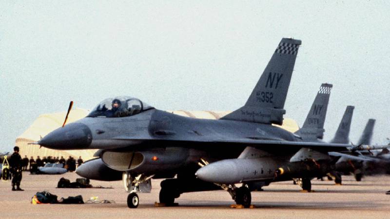 JAN91 FILE PHOTO - USAF F-16's stand ready with bombs loaded to take off during the first daylight attack to liberate Kuwait in 1991. Reuters