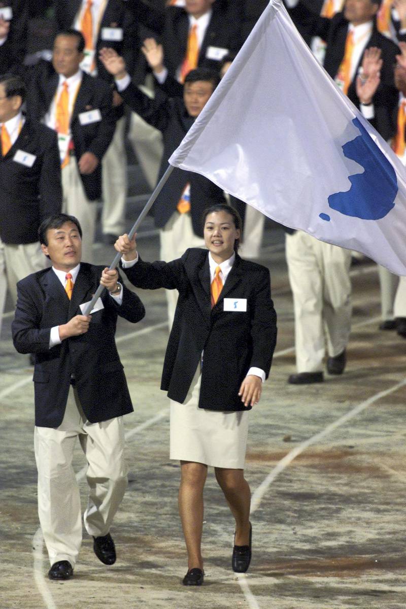 North Korea's Jang Choo Pak (L) and South Korea's Eun-Soon Chung carry a flag bearing the unification symbol of the Korean peninsula during the opening ceremony of the Sydney 2000 Olympic Games, September 15, 2000. Athletes from 199 nations are participating in the XXVII Olympic Games which will continue until October 1.

PB/HB - RP2DRIBPJIAA