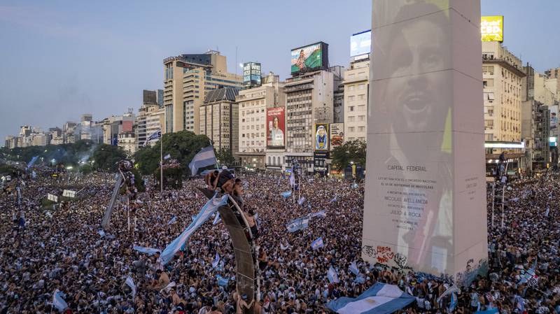 Khuôn mặt của Lionel Messi của Argentina được chiếu trên Obelisk của thủ đô khi người hâm mộ ăn mừng chiến thắng World Cup của đội họ trước Pháp ở Buenos Aires vào Chủ nhật.  AP
