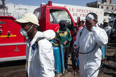 Council workers ready to start the clean-up operation of the market of Anosibe in the Anosibe district, one of the most unsalubrious district of Antananarivo on October 10, 2017.
The World Health Organization has warned that a deadly outbreak of the plague, which began in late August, has claimed more than 20 lives in Madagascar and is swiftly spreading in cities across the country. Rats are porters of fleas which spread the bubonic plague and are attracted by garbages and unsalubrity. Pneumonic plague, which is passed through person-to-person transmission, has also been recorded. / AFP PHOTO / RIJASOLO