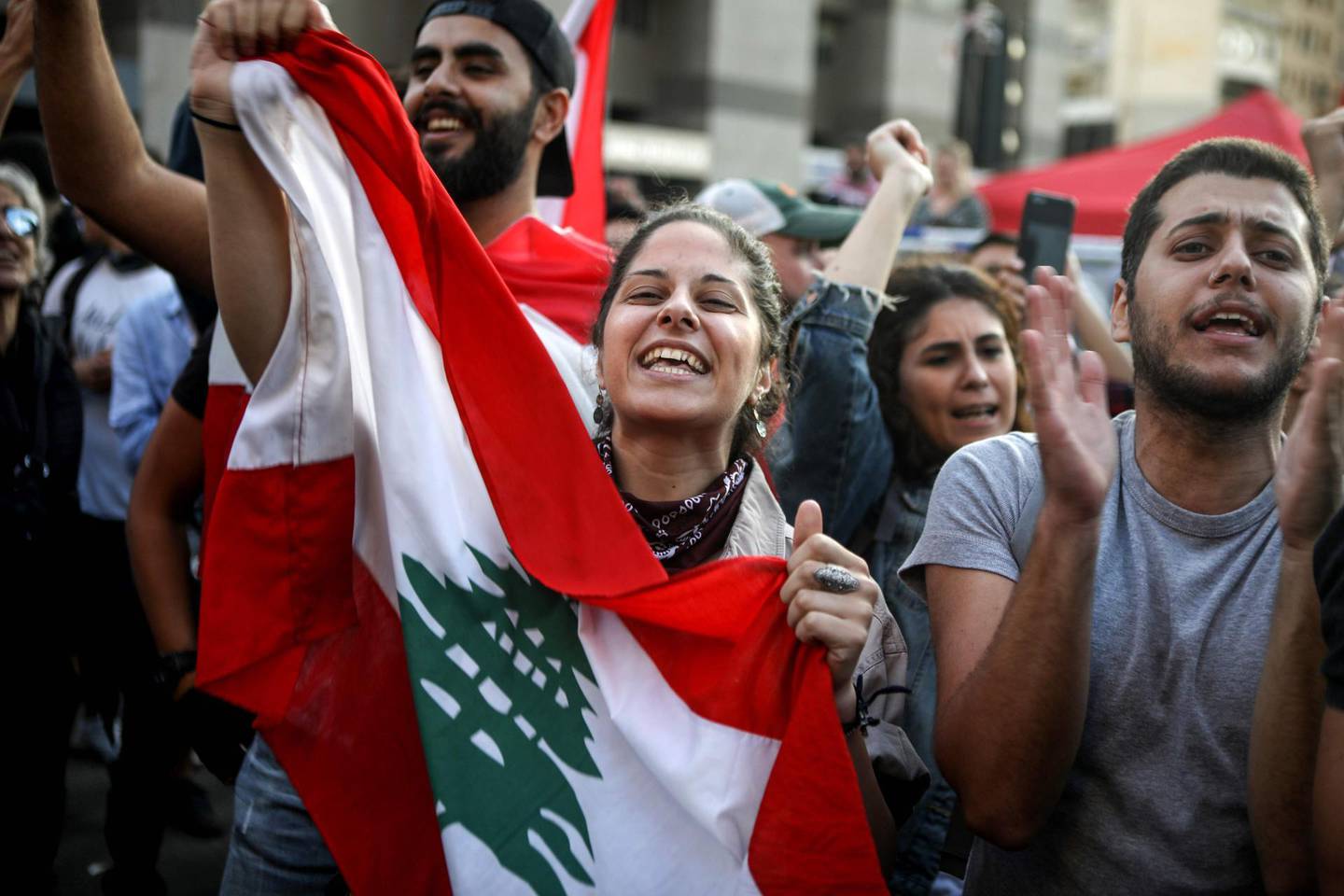 Lebanese anti-government protesters celebrate the resignation of Prime Minister Saad Hariri in Beirut on October 29, 2019 on the 13th day of anti-government protests. / AFP / Patrick BAZ
