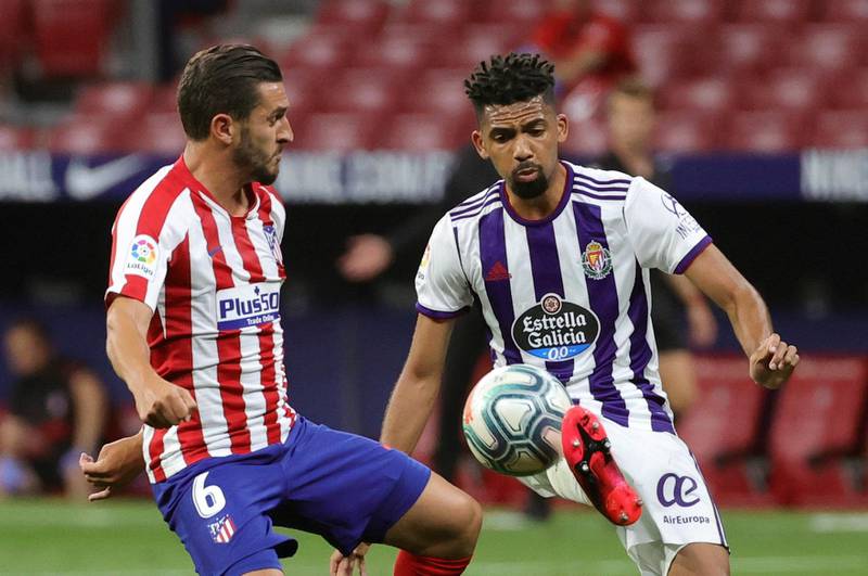 Atletico Madrid midfielder Koke (L) and Valladolid´s Matheus Fernandes compete for the ball. EPA