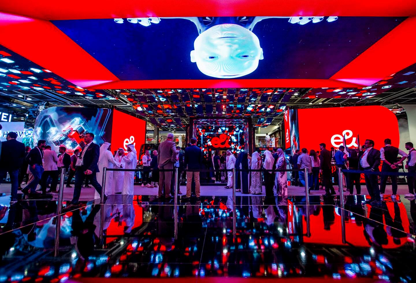 Der e&-Pavillon, der am Freitag auf der Gitex Global in Dubai mehrere Technologien der nächsten Generation präsentiert.  Leslie Pableo / The National