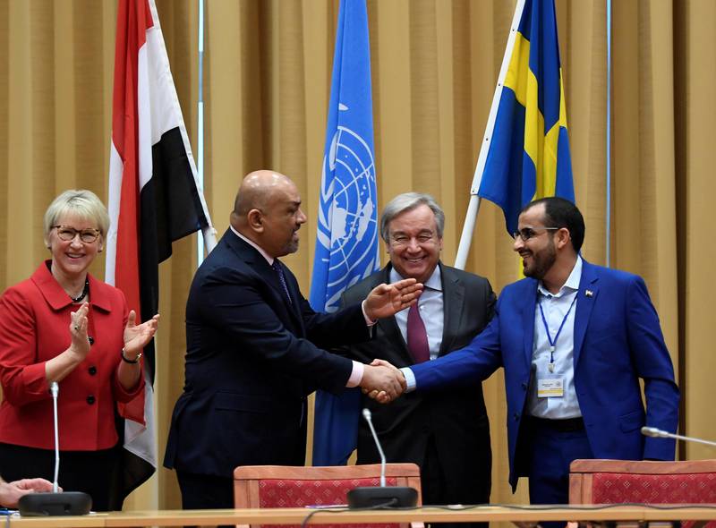 Head of Houthi delegation Mohammed Abdul-Salam (R) and Yemeni Foreign Minister Khaled al-Yaman (2 L) shake hands next to United Nations Secretary General Antonio Guterres and Swedish Foreign Minister Margot Wallstrom (L), during the Yemen peace talks closing press conference at the Johannesberg castle in Rimbo, near Stockholm December 13, 2018. TT News Agency/Pontus Lundahl via REUTERS     ATTENTION EDITORS - THIS IMAGE WAS PROVIDED BY A THIRD PARTY. SWEDEN OUT.