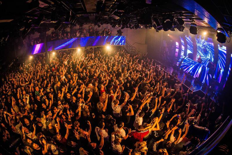 epa07101363 Fans of Dutch DJ Nicky Romero dance during his performance at the Amsterdam Dance Event (ADE) in Amsterdam, The Netherlands, early 18 October 2018.  EPA/PAUL BERGEN