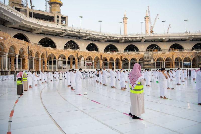 Worshipers perform Istisqa (rain-seeking) prayer on Thursday at the holy mosque of Makkah in Saudi Arabia. Courtesy Makkah Province