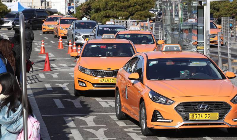 epa07248751 Taxis line up at a stand in front of a station in Seoul, South Korea, 26 December 2018, when the Seoul city government decided to raise the basic fare from the current 3,000 won (around 2.67 US dollars) to 3,800 won in the metropolitan area. The new fare is likely to be implemented in late January.  EPA/YONHAP SOUTH KOREA OUT