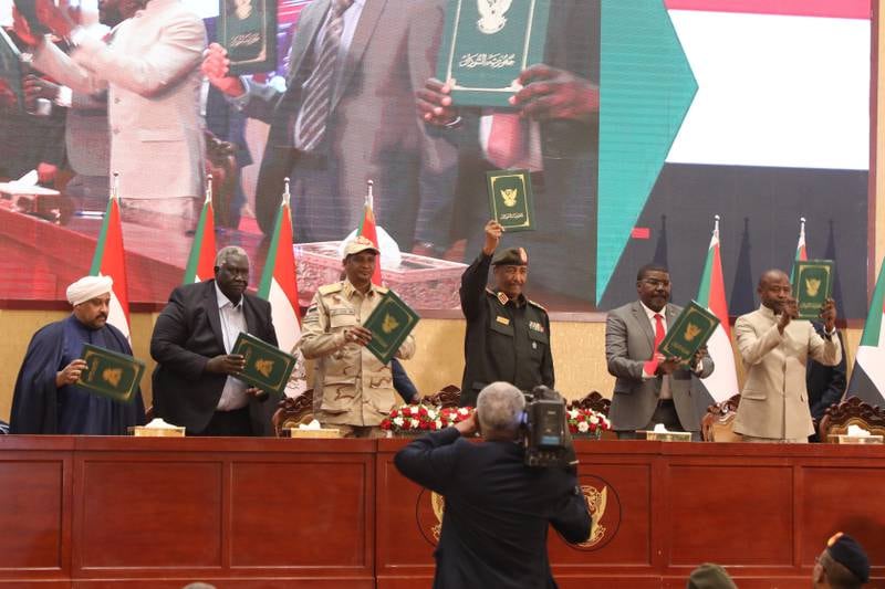 Sudanesische Militär- und Zivilführer, die im Dezember letzten Jahres abgebildet waren, halten Kopien eines Rahmenabkommens hoch, das darauf abzielt, den politischen Stillstand des Landes zu beenden.  EPA