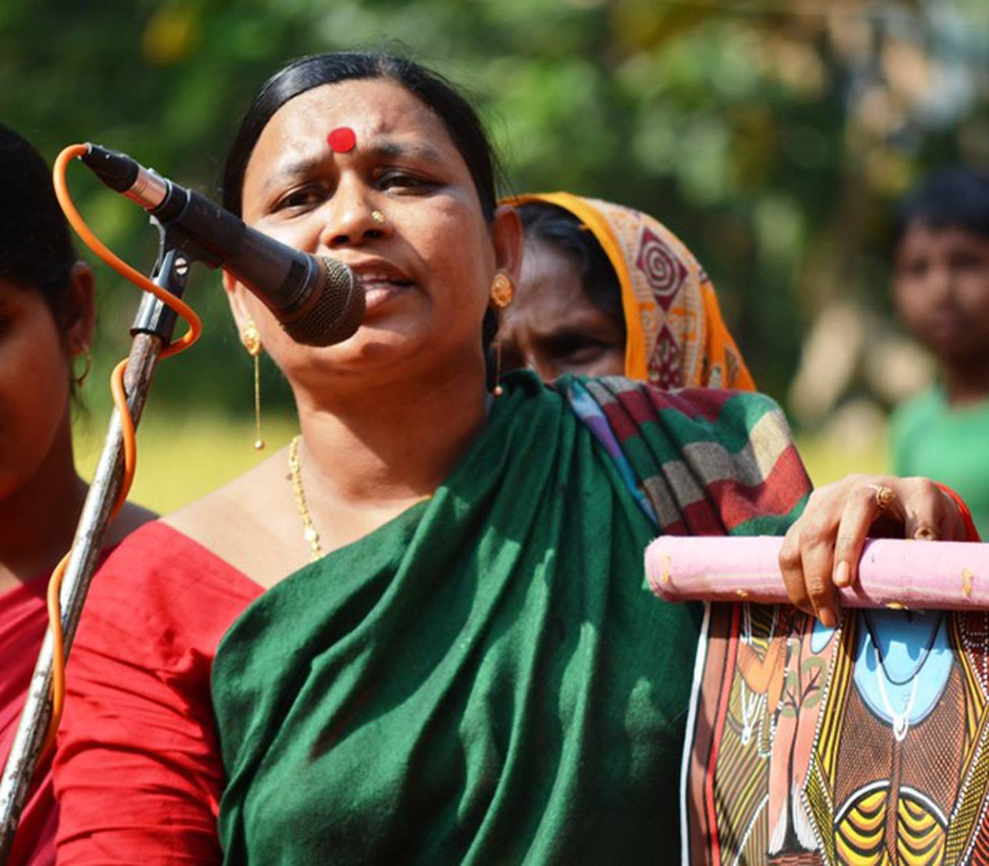 Swarna Chitrakar singing while unfolding her Patachitra work and telling a story. Photo: Swarna Chitrakar