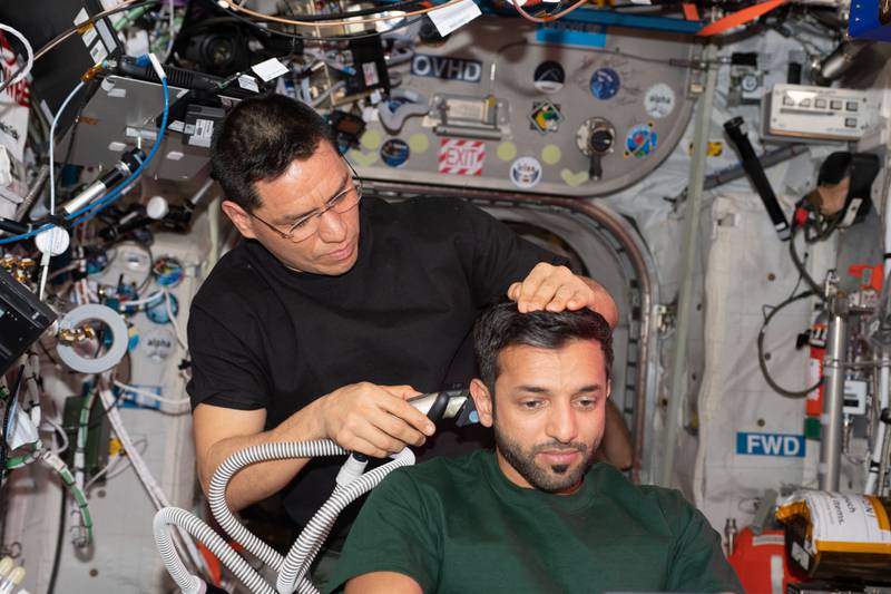 Astronauta NASA Frank Rubio obcina włosy astronaucie z Emiratów Sultanowi Al Neyadiemu na Międzynarodowej Stacji Kosmicznej.  Zdjęcie: Centrum Kosmiczne Mohammeda bin Rashida