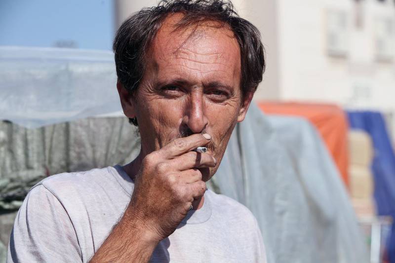 DUBAI, UNITED ARAB EMIRATES - DECEMBER 10:  A man smoking outdoors at the Deira Creek in Dubai on December 10, 2008.  (Randi Sokoloff / The National) For Stock.   *** Local Caption ***  RS002-1210-SMOKING.jpgRS002-1210-SMOKING.jpg