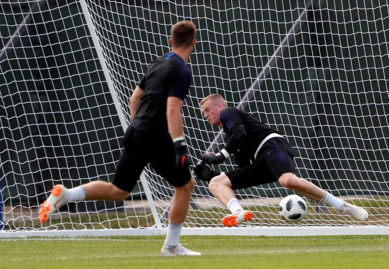 England's Jordan Pickford and Jack Butland during training REUTERS / Lee Smith