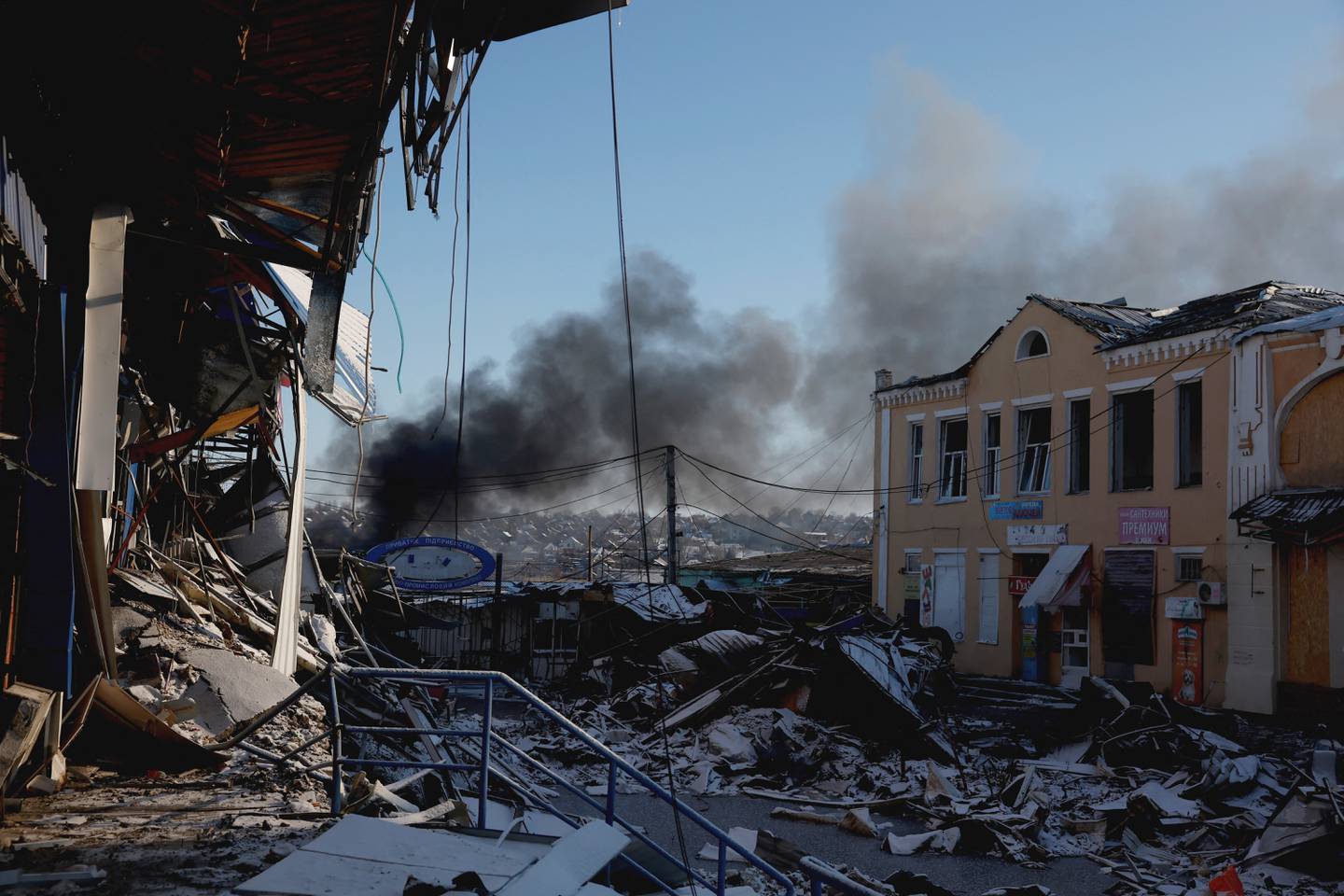 De la fumée s'élève au-dessus de la ville de Bakhmut, en Ukraine, pendant un prétendu cessez-le-feu de 36 heures.  Reuter 