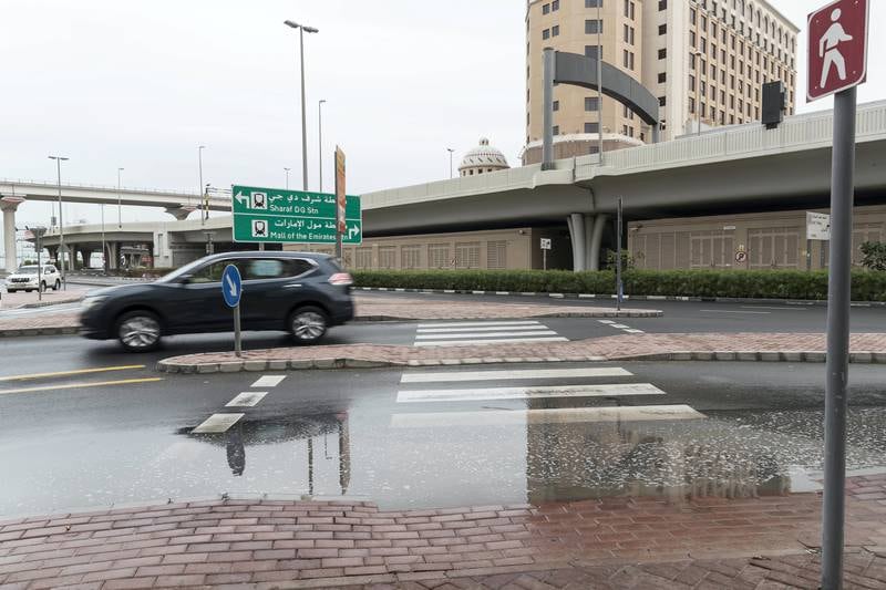 DUBAI, FORENEDE ARABISKE EMIRATER.  17. FEBRUAR 2019. Tidlig morgenregn i enkelte deler av Dubai etterlot betydelige vannpytter på veiene.  (Foto: Antonie Robertson/The National) Journalist: Ingen.  Seksjon: Nasjonalt.