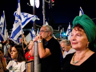 Pro-government Israelis rally before crucial High Court hearing