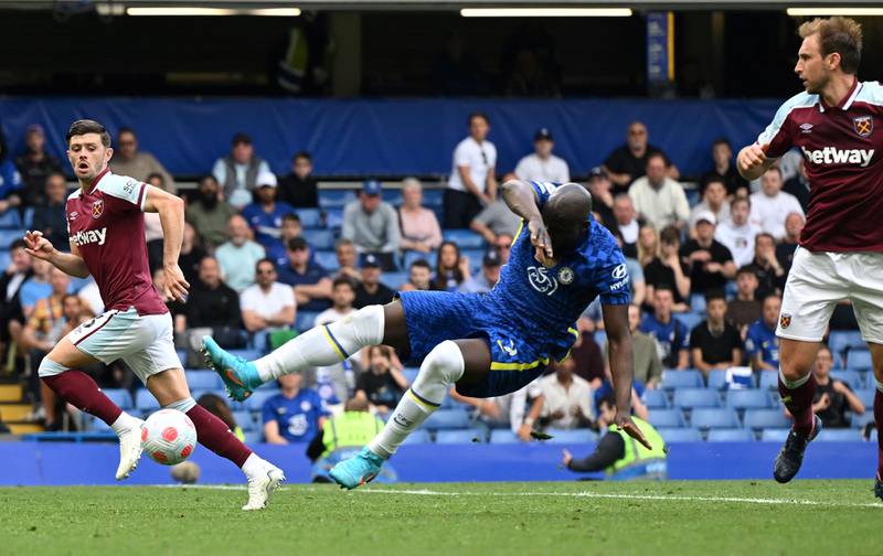 West Ham defender Craig Dawson fouls Chelsea's Romelu Lukaku and concedes a penalty. AFP