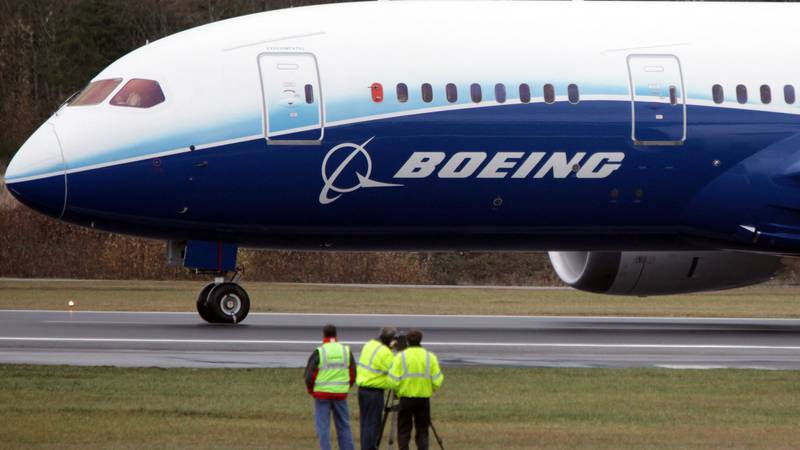 An image that illustrates this article Boeing narrows fourth-quarter loss on increasing deliveries