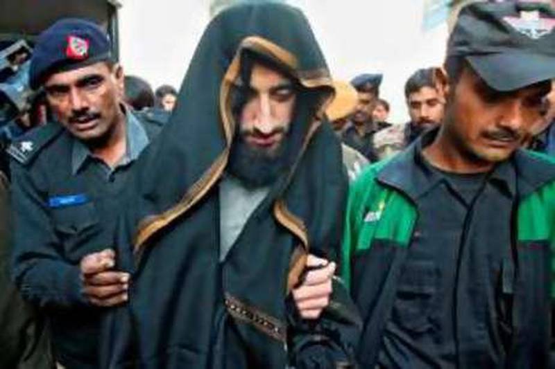 (FILES) In this picture taken on December 22, 2006, Rashid Rauf (C), a Briton allegedly involved in a plot to blow up transatlantic jets, is escorted by police commandos towards a court appearance in Rawalpindi.  The alleged mastermind of a 2006 transatlantic airplane bombing plot was killed in a US missile attack in northwest Pakistan early November 22, 2008, officials said. "The transatlantic bombing plot alleged mastermind Rahsid Rauf was killed along with an Egyptian Al-Qaeda operative in the US missile strike in North Waziristan early Saturday," a senior security official told AFP. Rashid Rauf escaped in 2007 from Pakistani police custody. AFP PHOTO/Farooq NAEEM/FILES *** Local Caption ***  759846-01-08.jpg