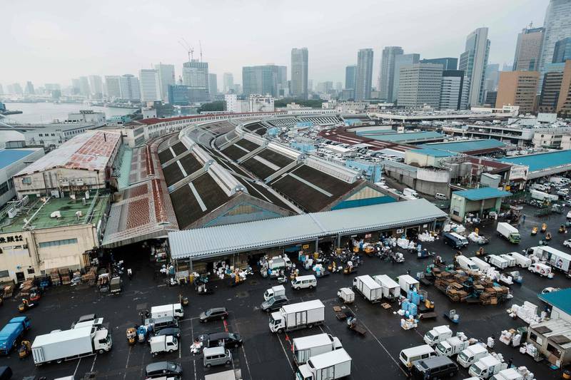General view of morning activities at the landmark Tsukiji fish market following the market's final morning auctions before closing its doors, in Tokyo on October 6, 2018.  Tokyo fishmongers gathered before dawn on October 6 for one final tuna auction at the world-famous Tsukiji market before it closes its doors and moves to a new site. / AFP / Nicolas Datiche
