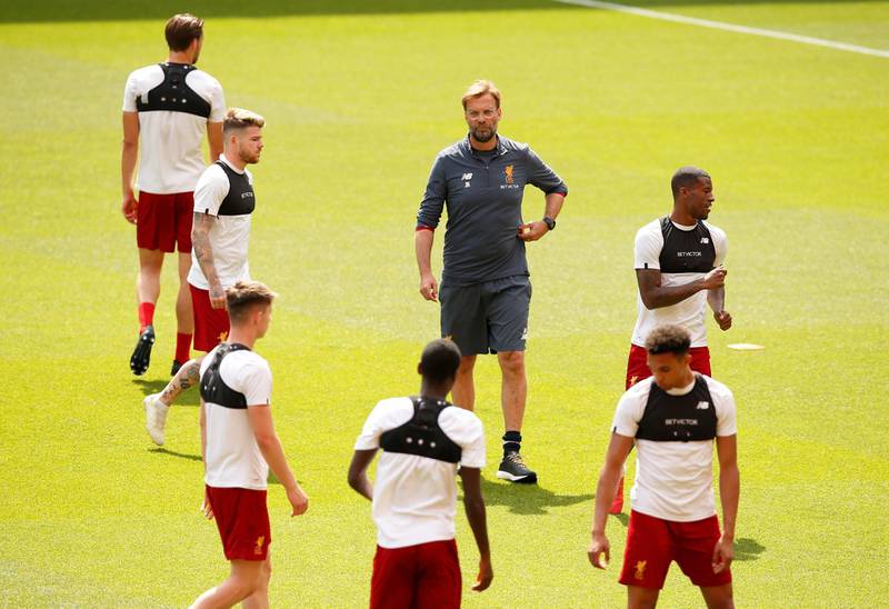 Liverpool manager Jurgen Klopp and players during training. Andrew Yates / Reuters