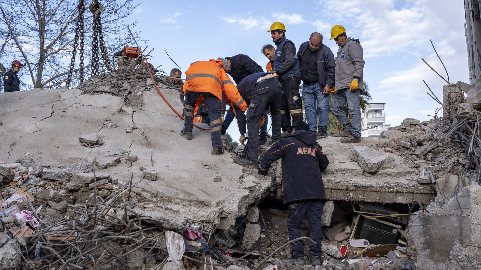 Dubais Turkish Consulate Launches Donation Drive For Earthquake Survivors