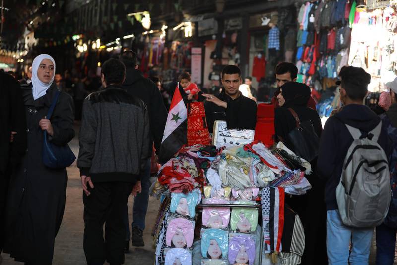 Syrians shop in the Hamidiya bazaar in the old city of the Syrian capital Damascus on December 3, 2019. / AFP / LOUAI BESHARA
