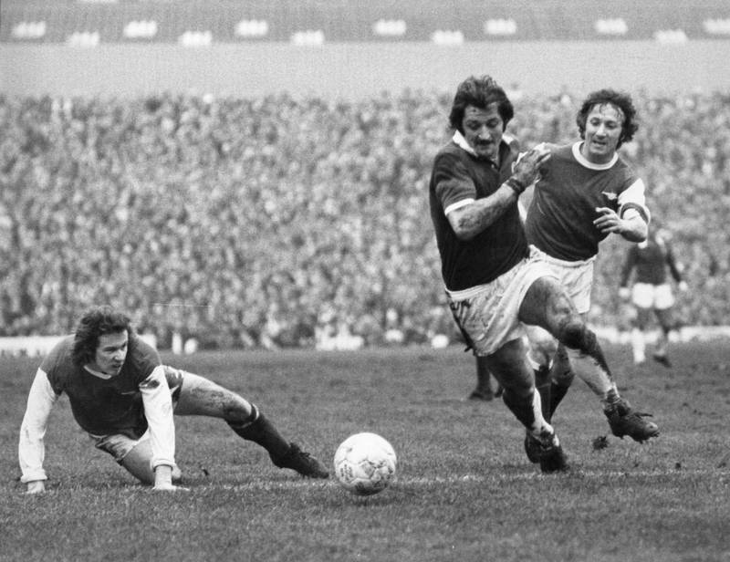 15th February 1975:  Arsenal's Liam Brady watches, unable to reach the ball, as team mate George Armstrong  (1944 - 2000) races after Leicester City's Frank Worthington, during their FA Cup fifth round tie at Highbury.  (Photo by Central Press/Getty Images)