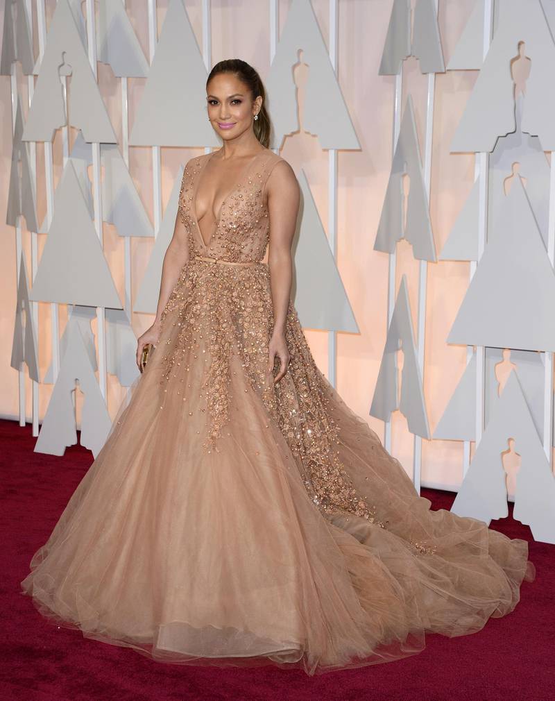 epa04634523 Jennifer Lopez arrives for the 87th annual Academy Awards ceremony at the Dolby Theatre in Hollywood, California, USA, 22 February 2015. The Oscars are presented for outstanding individual or collective efforts in 24 categories in filmmaking.  EPA/MIKE NELSON