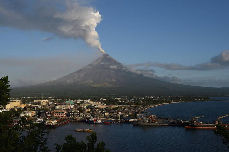 TOPSHOT - Ash spews from the Mayon volcano, seen from the Philippine city of Legazpi in Albay province, south of Manila early on January 31, 2018.
Nearly 90,000 people living around the volcano have fled to overcrowded relief camps where authorities have warned of a worsening sanitation crisis. / AFP PHOTO / TED ALJIBE