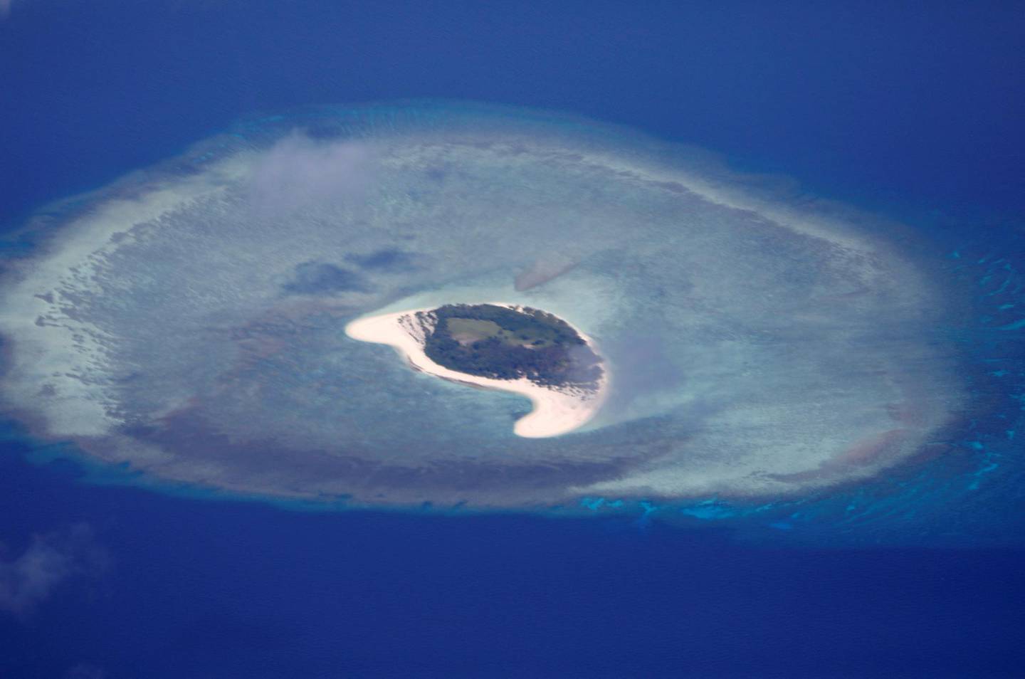 FILE PHOTO: An aerial view of uninhabited island of Spratlys in the disputed South China Sea, April 21, 2017.   REUTERS/Erik De Castro/File Photo
