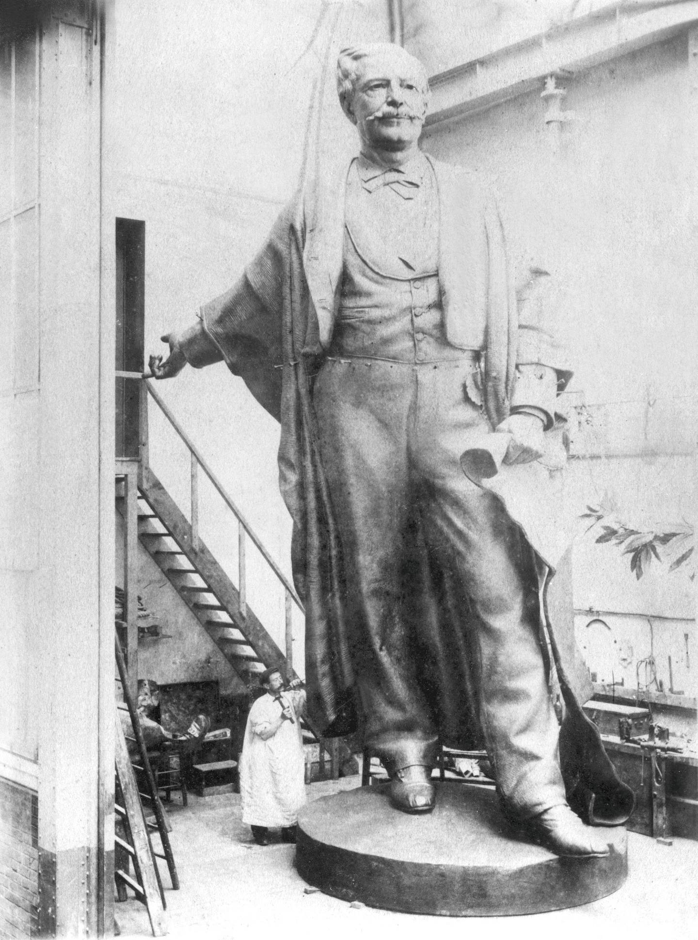 UNSPECIFIED - NOVEMBER 09:  Statue of Ferdinand de Lesseps (1805-1894) in workshop of Emmanuel Fremiet, statue will be erected in Port Said on november 17, 1899  (Photo by Apic/Getty Images)