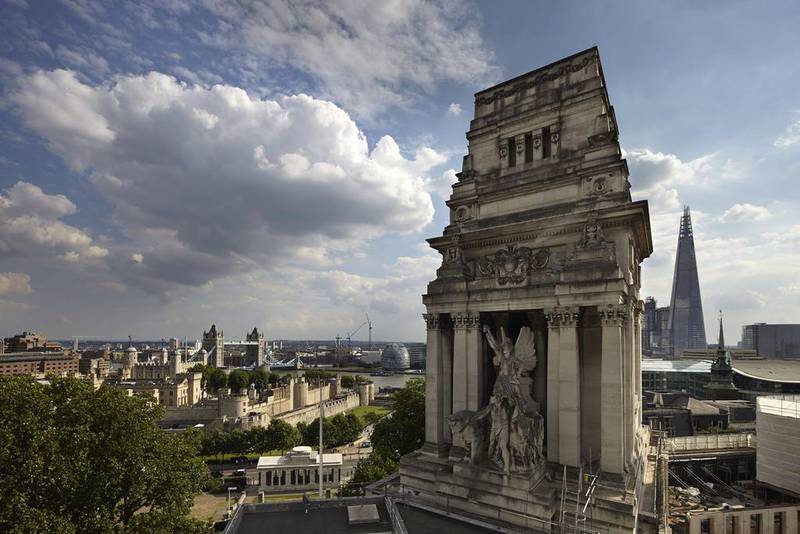 Ten Trinity Square sits on the south-eastern fringe of the City of London, immediately overlooking its own gardens, the Tower of London, Tower Bridge and the Thames. Richard Bryant