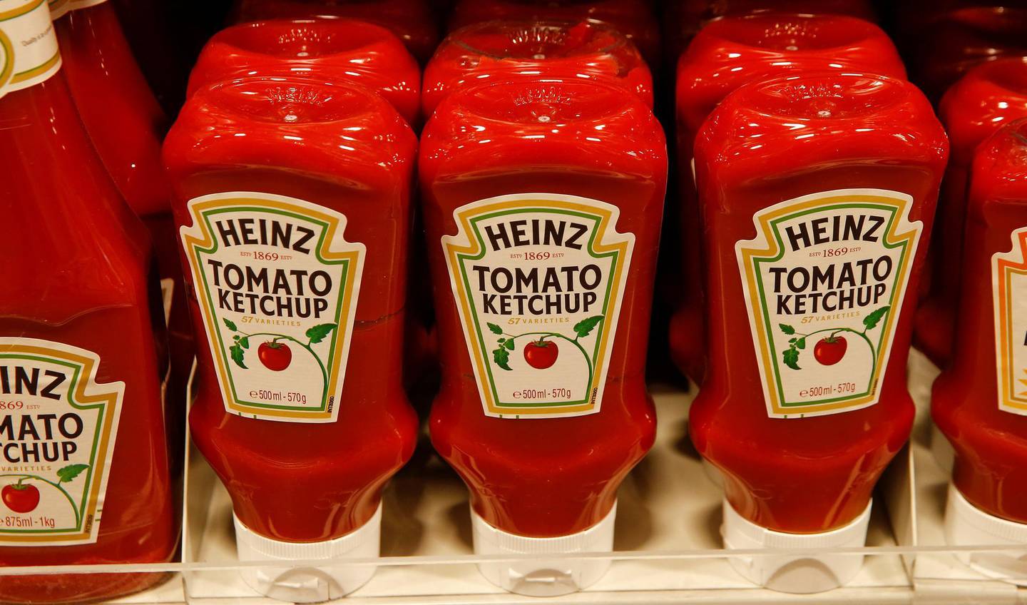 Bottles of Heinz tomato ketchup of U.S. food company Kraft Heinz are offered at a supermarket of Swiss retail group Coop in Zumikon, Switzerland December 13, 2016.  REUTERS/Arnd Wiegmann - RC1C4CC61FF0