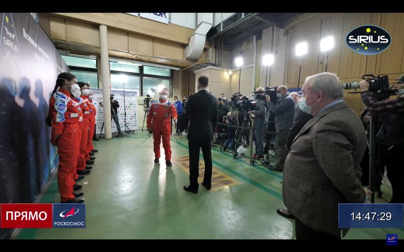 The Sirius 20/21 team prepare to enter the isolation unit n Moscow.