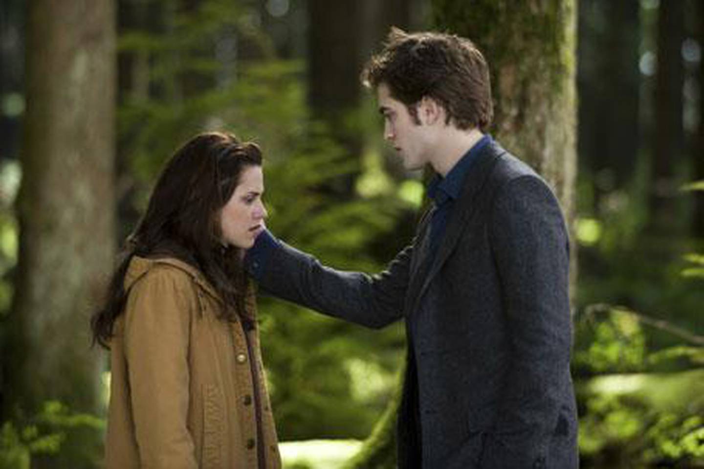 In the successful movie adaptions of the ‘Twilight’ novels, Robert Pattinson plays Edward Cullen and Kristen Stewart plays Bella Swan. 
