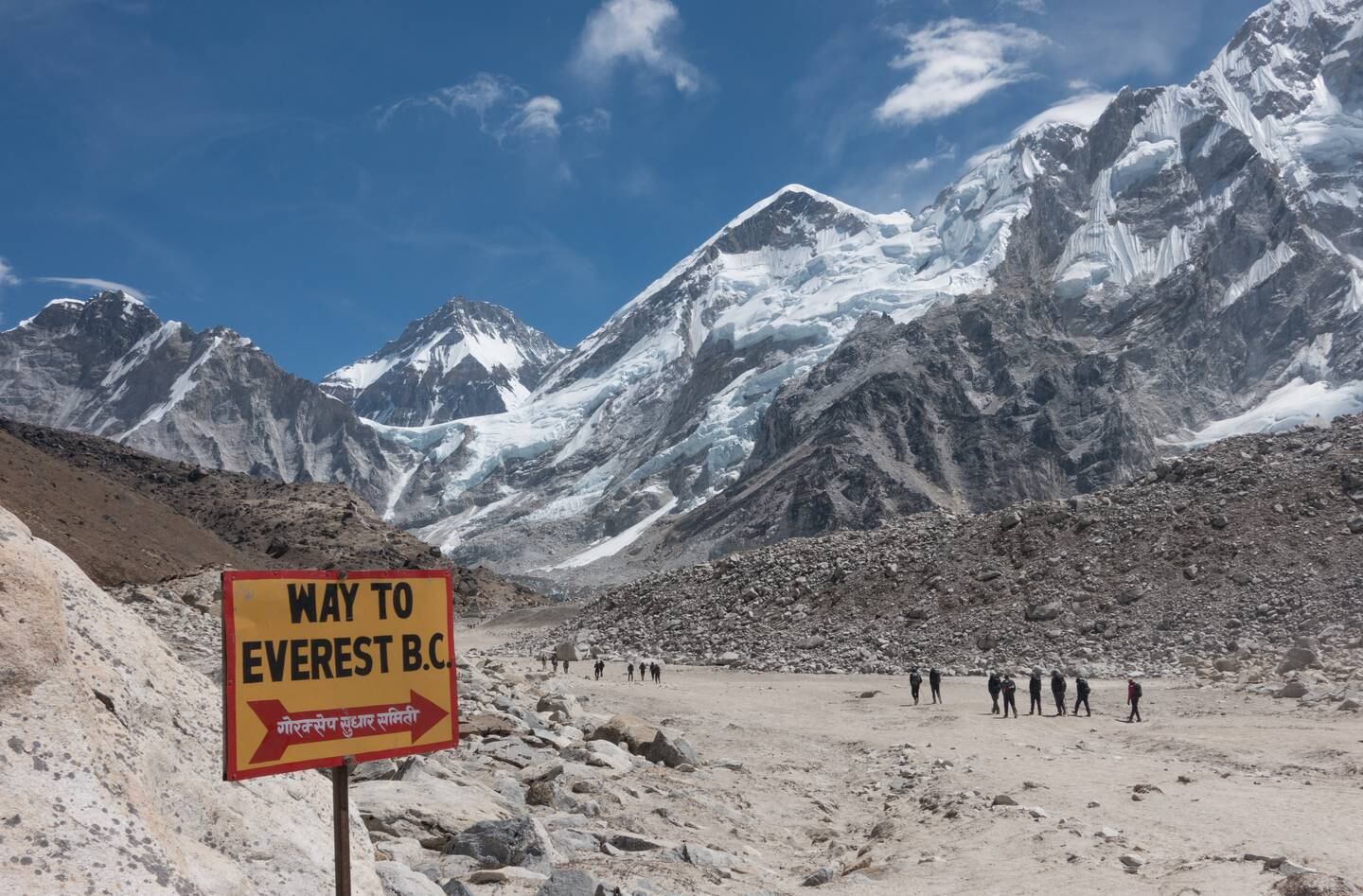 Photo à distribuer.  Équipe Everest des EAU pour le week-end.  Approche du camp de base.  Couetesy UAE Forces armées *** légende locale *** Wk24ju-Everest15.JPG