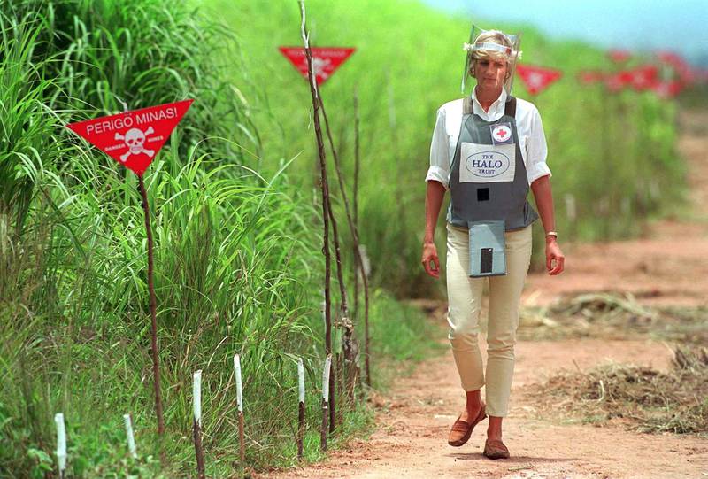 HUAMBO, ANGOLA - JANUARY 15:  Diana, Princess Of Wales, Visits A Minefield Being Cleared By The Charity Halo In Huambo, Angola, Wearing Protective Body Armour And A Visor.  (Photo by Tim Graham Photo Library via Getty Images)