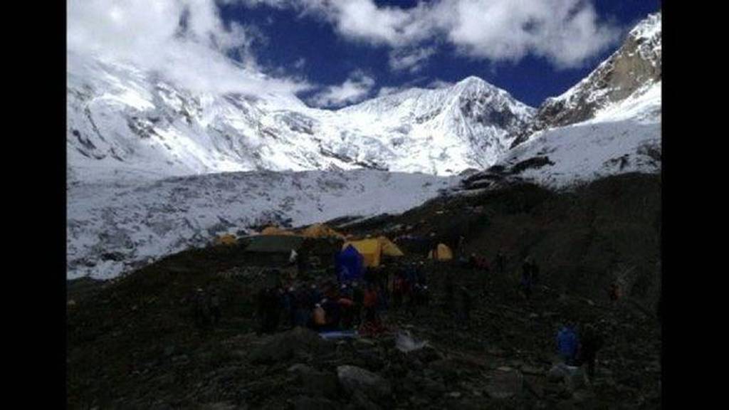 Video: Avalanche survivors arrive in Kathmandu