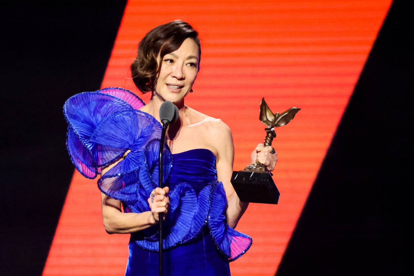 Michelle Yeoh remporte le prix de la meilleure performance principale pour Everything Everywhere All at Once aux 38e Film Independent Spirit Awards.  Reuter