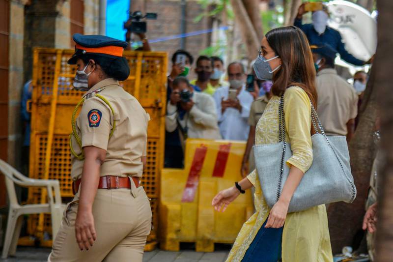Bollywood actress Shraddha Kapoor arrives to attend questioning by Narcotics Control Bureau (NCB) officials, in Mumbai on September 26, 2020, in an escalating drugs probe following the death of actor Sushant Singh Rajput.  / AFP / Sujit JAISWAL
