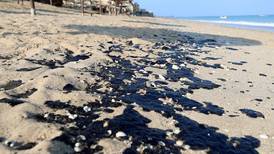Oil slick covers Fujairah beaches, forcing hotels to close facilities