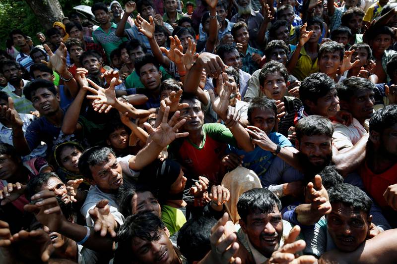 Rohingya refugees strech their hand for relief supplies given by local people in Cox���s Bazar, Bangladesh September 16, 2017. REUTERS/Mohammad Ponir Hossain     TPX IMAGES OF THE DAY