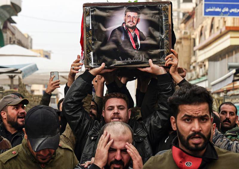 Iraqi mourners carry the coffin of a protester and citizen journalist, who was killed during a demonstrations the previous day in Baghdad, during his funerary procession in the central holy Shiite shrine city of Najaf on December 7, 2019.  / AFP / Haidar HAMDANI
