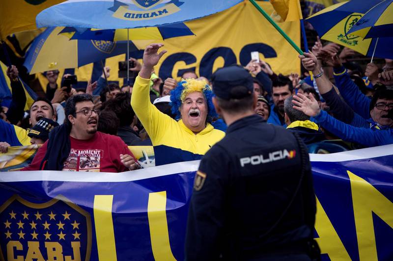Boca Juniors'fans cheer outside a hotel in Madrid. EPA