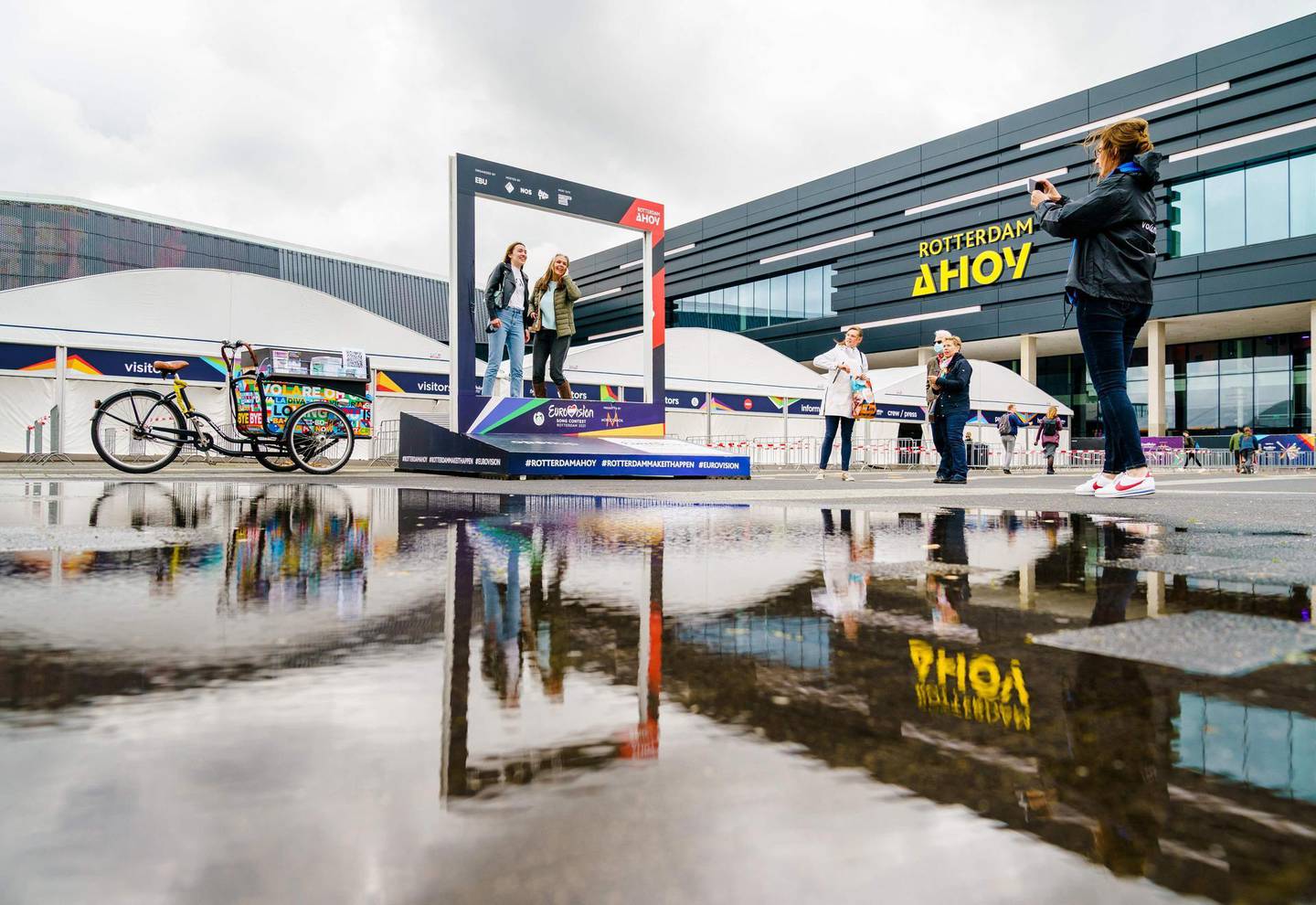 Des fans de l'Eurovision prennent des photos devant le palais des congrès Ahoy, à la veille de la première demi-finale de la 65e édition du Concours Eurovision de la chanson 2021, à Rotterdam, le 17 mai 2021. Pays-Bas OUT / AFP / ANP / Marco de Swart