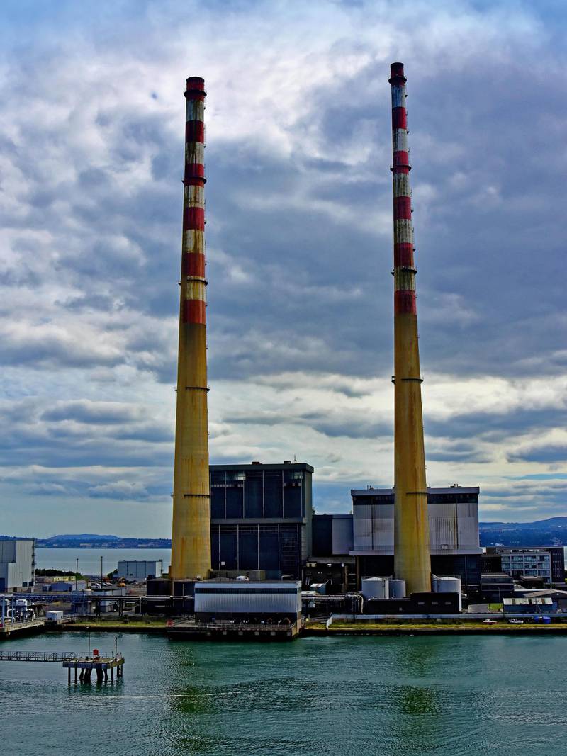 K4AE7P Dublin Ireland Poolbeg power generating station in Dublin bay. Wilf Doyle / Alamy Stock Photo